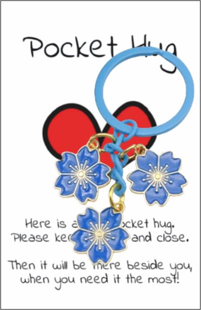 Pradeo - Bloemetjes - Sleutelhanger - Gelukshanger - Hangertje - Bloemen - Flowers - Key Chain - Pocket Hug - Klein Cadeau / Geschenk - Met Kaartje Met Tekst - Licht Blauw