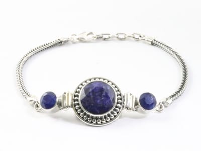 Bewerkte zilveren armband met blauwe saffier