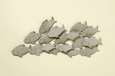 Tuindecoratie - wanddecoratie - muurdecoratie - metaal - vissen - guppy - licht grijs - 62 x 28 cm