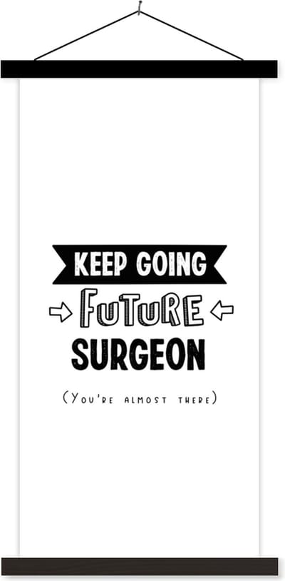 Posterhanger incl. Poster 40x80 cm - Schoolplaat - Chirurg - Geneeskunde - Studeren - Quotes - Textielposter - Zwarte latten