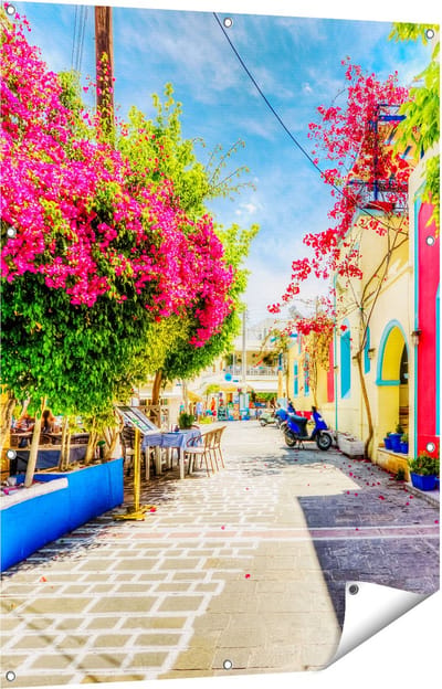 Gards Tuinposter Kleurrijke Straat op het Eiland Kos, Griekenland - 90x120 cm - Tuindoek - Tuindecoratie - Wanddecoratie buiten - Tuinschilderij