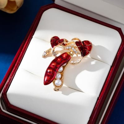 Creatieve Dames Heren Mode Kers Druif Fruit Broche Accessoires Elegante Dame Verfijnd Druipolie Pak Trui Speldjes Spelden white