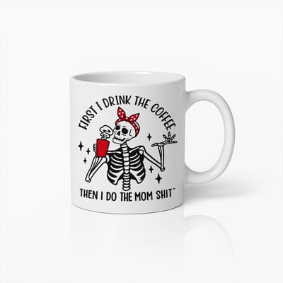 Grappige Mama Mok 330ml – Skelet Koffiebeker met Quote “Eerst Drink Ik de Koffie Dan Doe Ik het Moederwerk” – Humoristisch Cadeau voor Moeders