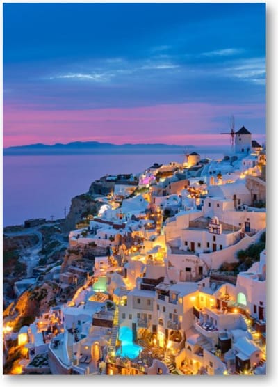 Oia met traditionele witte huizen en windmolens op het eiland Santorini, Griekenland in het blauwe avonduur - A3 Poster Staand - 30x42cm - Landschap