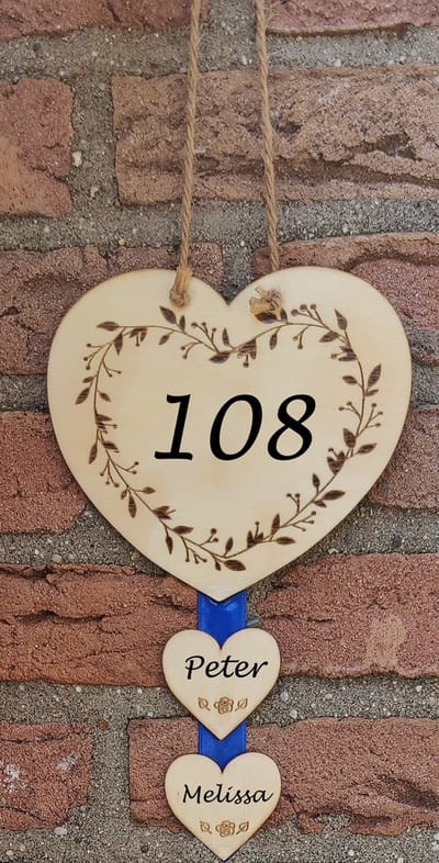 Houten hartvormige tekstladder gepersonaliseerd met uw eigen tekst - Blauw lint - Hangbord - Huisnummer - Naambord - Eigen naam - 2 bordjes