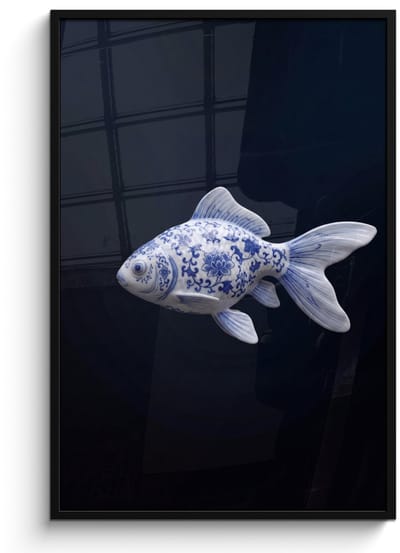 Poster in lijst - Fotolijst 80x120 cm - Posters - Porselein - Goudvis - Delfts - Blauw - Posterlijst zwart - Decoratie - Wanddecoratie woonkamer - Muurdecoratie slaapkamer