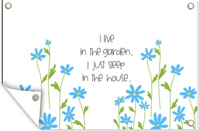 Muurdecoratie I live in the garden I just sleep in the house - Spreuken - Quotes - 180x120 cm - Tuinposter - Tuindoek