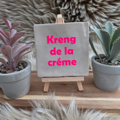 Robuust wenstegeltje “Kreng de la Crème” – 10x10 cm – Humoristische Wanddecoratie & Cadeau – Cadeau vriendin humor – Humor tegeltje - Grappige tekst tegel – kantoor decoratie humor – Decoratief Tegeltje met Standaard – Cadeau Idee