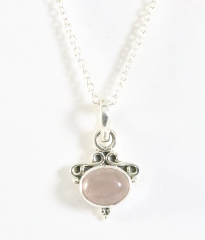 Fijne bewerkte zilveren hanger met rozenkwarts aan ketting