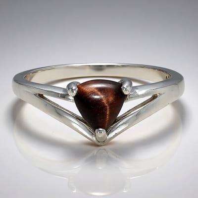 Cavill - Zilveren ring - 925 Sterling Zilver - Rode Tijgeroog 0,83 ct Trillant Cabochon - Geometrisch Open Ontwerp - Minimalistische Edelstenen Ring