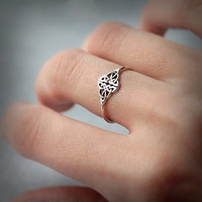 Europese en Amerikaanse Lege Camelia Ring voor Vrouwen Wijsvinger Ring Retro Handjuwelen No. 8 beige