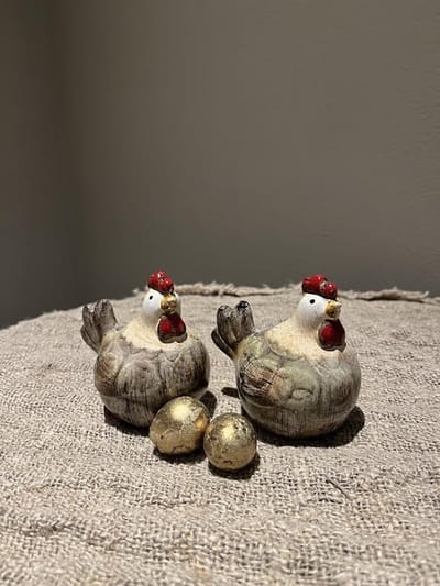 Kip- kleine kip- Pasen- voorjaar- Stoer sober- wonen- decoratie-sfeer