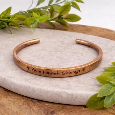 Koperen glad gepolijste klemarmband met Aum Namah Shivaya gravure