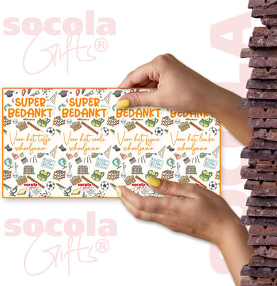 SoCoLa Fairtrade Chocolade tabletten Afscheid Schooljaar – Juf en of Meester – Bedankt – Giftbox – Persoonlijk Cadeau – Chocoladekado – Chocolade geschenk - Voor Hem en Haar - (4x Melk Chocolade Repen) 400 Gram