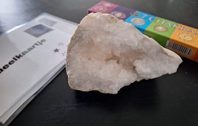 Healing Magic 777 - New beginnings box - Box met edelstenen die helpen loslaten en je hart open te zetten voor een nieuw begin - doos met edelstenen, affirmaties, ritueel. Box met bergkristal geode, Candle kwarts en Angeliet.