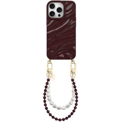 xoxo Wildhearts Burgundy Glaze telefoonhoesje met koord - geschikt voor iPhone 13 Pro - Burgundy Muse & Pearls - Dream hoesje met telefoonkoord - Glimmende silicone case met plooien - Kralenketting met korte parelketting - Bordeaux rood