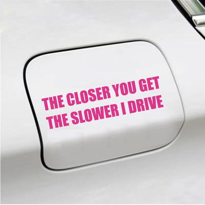 Bumpersticker - The Closer You Get The Slower I Drive - 4 X 14,8 - Roze