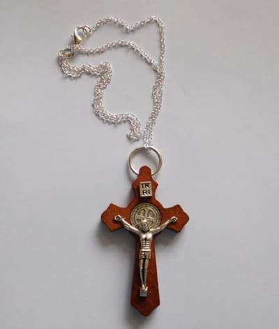 Ketting met hanger Benedictus kruisje hout bruin 6cm