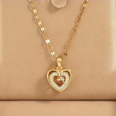 Sjika - Goudkleurige Hartjesketting met Zirkonia – Dubbel Hart Hanger – Perfect Cadeau voor Haar
