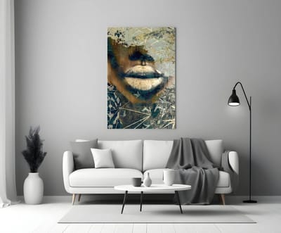 Glasschilderij – Whisper of Nature – Abstracte Lippen & Gezicht – Moderne Kunst met Aardetinten - 72x46 cm
