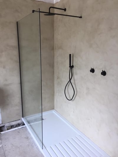 Complete Marmorino badkamer set voor 16 m². Direct over tegels, zonder breekwerk. Waterdicht, scheurvrij en onderhoudsvriendelijk met een luxe warme uitstraling.