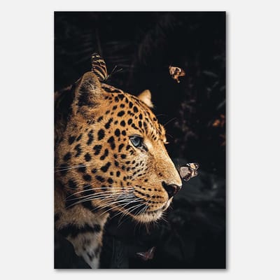 Poster op papier - 40 x 60 cm - Luipaard met vlinders in het donker - PosterJunkie