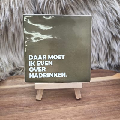 Robuust wenstegeltje - Daar Moet Ik Even Over Nadrinken – Quote Tegeltje – Wanddecoratie – Sfeervol en Persoonlijk – Trendy nu – Origineel cadeau - Met standaard – Cadeau Idee