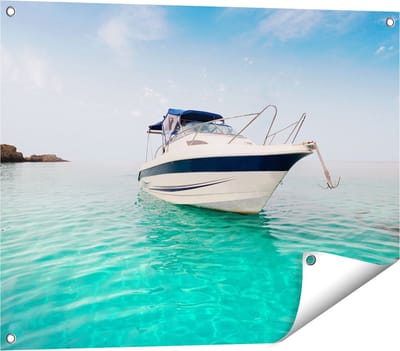 Gards Tuinposter Motorboot aan het Strand met Blauw Water - 80x60 cm - Tuindoek - Tuindecoratie - Wanddecoratie buiten - Tuinschilderij