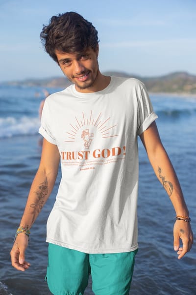 Shirt - Trust god - Wurban Wear | Grappig shirt | Geloof | Unisex tshirt | Religie | Vloerkleed | Bidden | Bijbel | Christendom | Wit