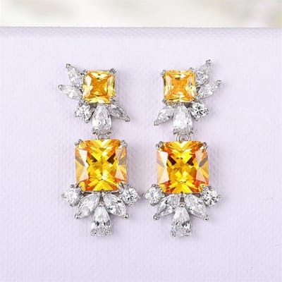 Caoshi Boucles d'oreilles pendantes exquises Bijoux de mode de luxe pour femmes Avec cristal éblouissant Tempérament Noble Dame Accessoires Cadeau white