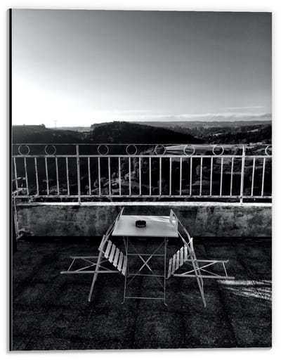 Dibond - Tafel met Stoeltjes (zwart/wit) - 30x40cm Foto op Aluminium (Met Ophangsysteem)