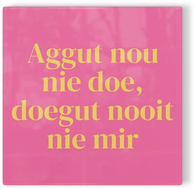Tegeltje Breda Aggut nou nie doe, doegut nooit nie mir - roze geel - tegeltje stad - tegeltje met tekst