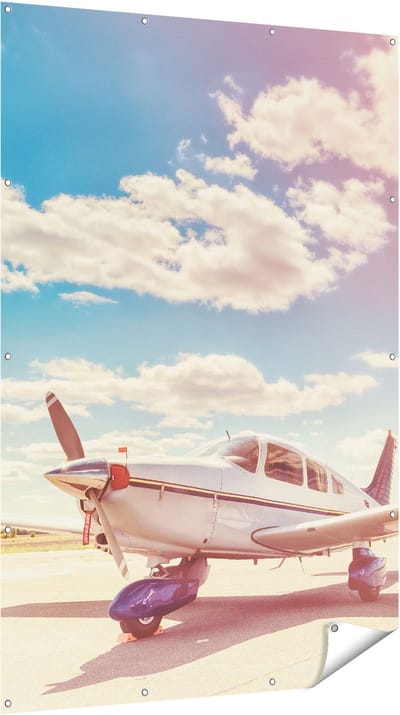 Gards Tuinposter Gelande Vliegtuig op de Luchthaven - 120x180 cm - Tuindoek - Tuindecoratie - Wanddecoratie buiten - Tuinschilderij
