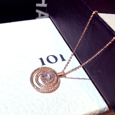 Modieuze Japanse en Koreaanse Trendy Exquise Super Flitsende Diamant Ronde Temperament Sleutelbeen Ketting Korte Ketting blue