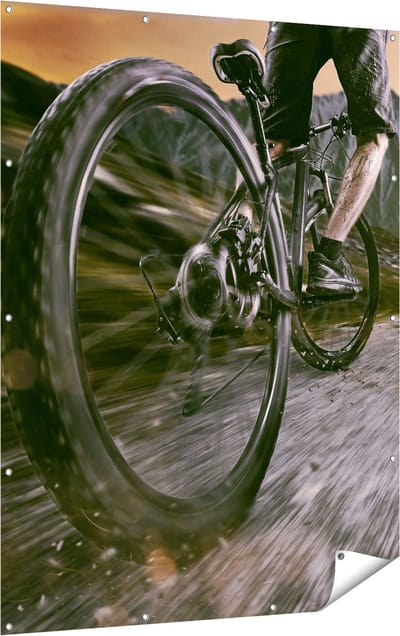 Gards Tuinposter Moutainbike Fietser in de Bergen - 120x160 cm - Tuindoek - Tuindecoratie - Wanddecoratie buiten - Tuinschilderij