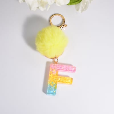 Sleutelhangers of voor je tas van A tot Z - met een pompon of kwastje - met letter - mooi design - handgemaakt - sleutelhangers - design - mode - goud - zwart - blauw - roze- rood