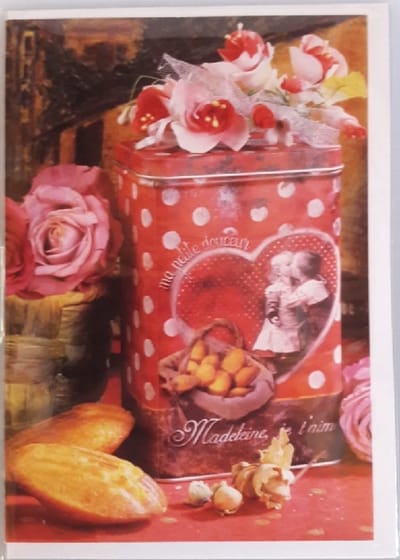 Een blanco kaart met een koekblik en bloemen er omheen. Een leuke kaart om zo te geven of om bij een cadeau te voegen. Een dubbele wenskaart inclusief envelop en in folie verpakt.