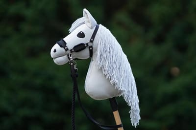 Hobby Paard - Speelgoedpaard Met Stok - Paardensport Simulatie - Inclusief Tuigage - 65 cm Hoog - Grijs