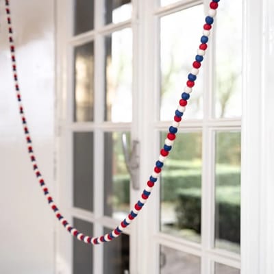 Sjaal met Verhaal Guilande / slinger Viltballetjes Small rood/wit/blauw - Koningsdag