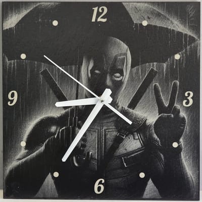 Wandklok Leisteen - Deadpool (Paraplu) - Laser gegraveerd