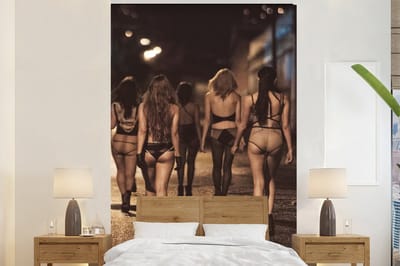 Behang - Fotobehang Vrouwen - Lingerie - Avond - Straat - Breedte 200 cm x hoogte 300 cm