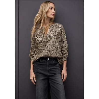 Corduroy blouse in leo look