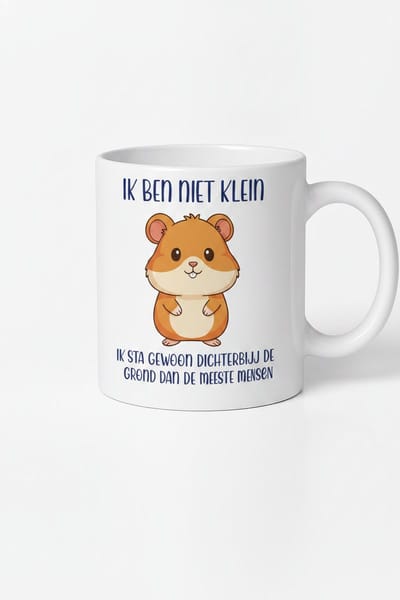 Grappige Mok met Tekst 'Ik Ben Niet Klein, Ik Sta Gewoon Dichterbij De Grond' – Hamster – Cadeau Vriendin Collega – Wit – Keramiek 330 ml