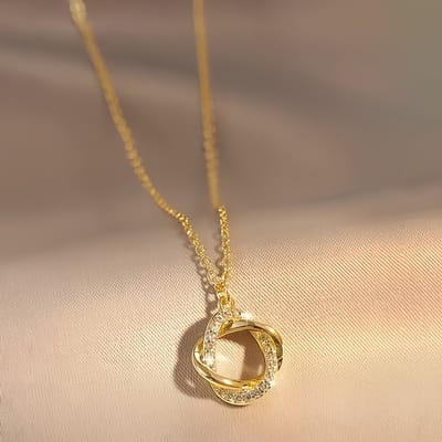 Sjika - Gold plated ketting met verstrengelde cirkel hanger – Luxe damesketting met zirkonia – Tijdloos & elegant design – Perfect cadeau voor haar