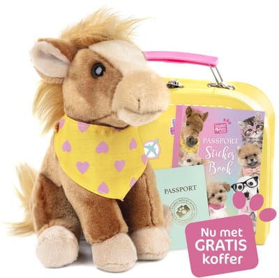 Studio Pets® Set – Knuffel Paard Milly (16 cm) met Bandana, GRATIS Gele Koffer, Paspoort & Stickerboek