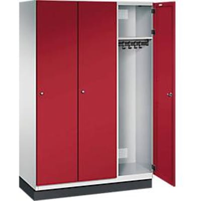 C+P Cambio locker, 3 vakken, met sokkel, B 1200 x D 525 x H 1980 mm, lichtgrijs/ruwe rood