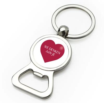 Akyol - we denken aan je hartje flesopener - Quotes - iemand die door een moeilijke tijd gaat - moeilijke tijd - ziek - koorts - snel beter worden - cadeau - beterschap cadeau - kado - gift - geschenk - 9 bij 3 cm