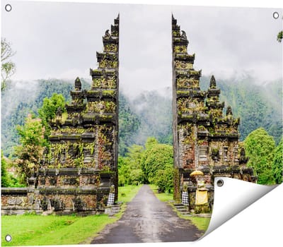 Gards Tuinposter Tempel Poort in Bali - 80x60 cm - Tuindoek - Tuindecoratie - Wanddecoratie buiten - Tuinschilderij