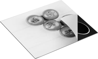 Chefcare Inductie Beschermer Tomaten op Witte Houten Planken - Zwart Wit - 60x50 cm - Afdekplaat Inductie - Kookplaat Beschermer - Inductie Mat