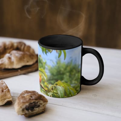 Magische Mok - Foto op Warmte Mokken - Koffiemok - Perzik - Bladeren - Zonlicht - Magic Mok - Beker - 350 ML - Theemok